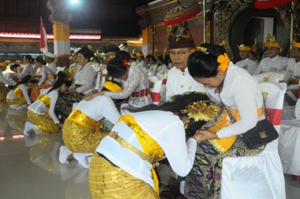 Mengenal Proses Prosesi Sungkem Serangkaian Acara Mesangih di Desa Adat Dalung